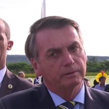 Bolsonaro repete ofensas feitas por depoente a jornalista; entidades repudiam os ataques