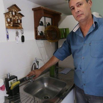 Sem água há dois meses e pagando caminhões-pipa, condomínio em Nova Iguaçu processa a Cedae