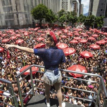 Claudia Leitte estreia no carnaval de rua do Rio e arrasta 120 mil pessoas