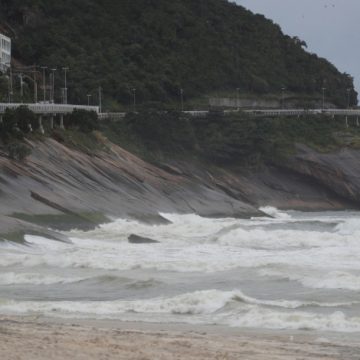 Corpo de uma das duas jovens desaparecidas na Praia de São Conrado é encontrado