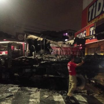 Criminosos incendeiam caminhão para roubar bancos em São João de Meriti