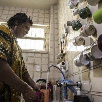 Crise da Cedae: moradores de 17 bairros do Rio ainda recebem água alterada