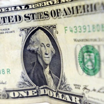 Dólar encosta em R$ 4,36 e renova recorde desde criação do real