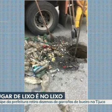Dezenas de garrafas de plástico são retiradas de galeria de águas pluviais na Zona Norte do Rio