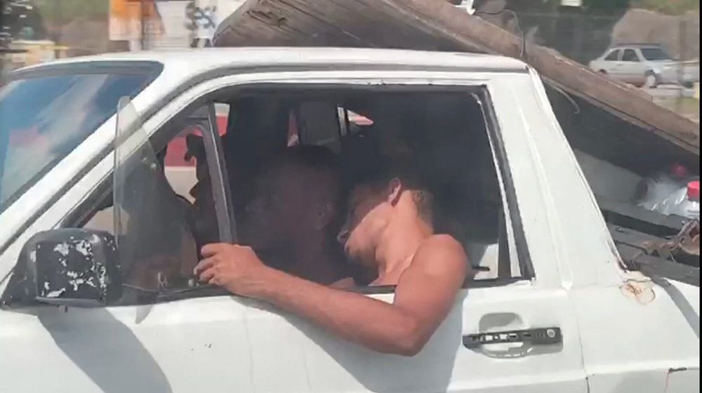 Imagens mostram homem dormindo no banco do motorista de veículo que circulava por via expressa do Rio