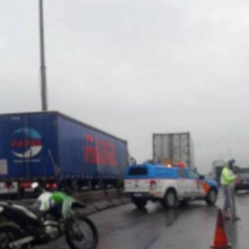 Motociclista morre após colisão com caminhão na Avenida Brasil