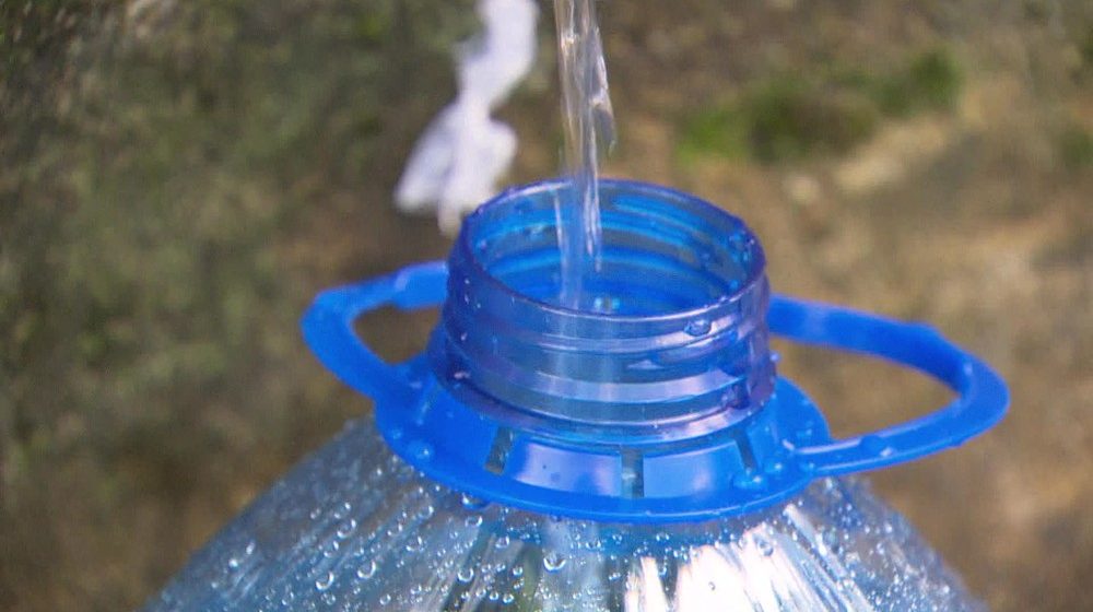 Para não gastar com água mineral, consumidores buscam fonte no Alto da Boa Vista