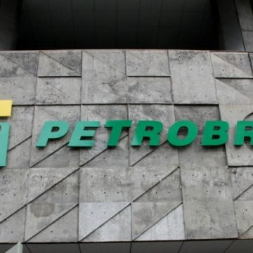 Petrobras suspende férias de março de alguns funcionários para enfrentar greve