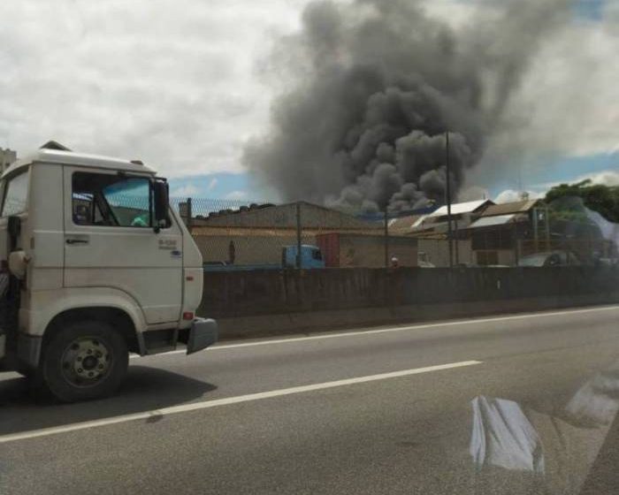 Princípio de incêndio atinge fábrica na Baixada Fluminense