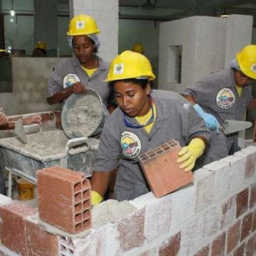Projeto para qualificação de mulheres na construção civil abre vagas no RJ