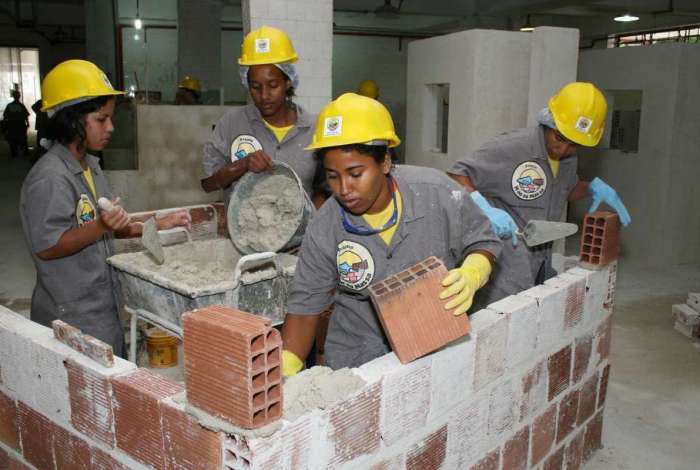 Projeto para qualificação de mulheres na construção civil abre vagas no RJ