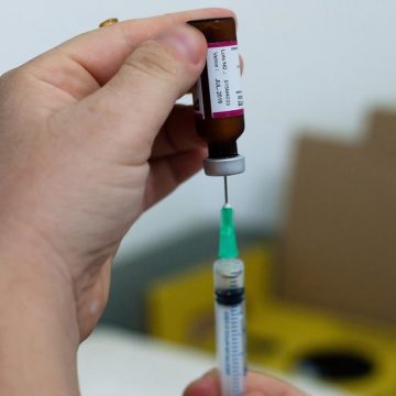 Rio terá mais de 350 postos de vacinação contra o sarampo neste sábado; saiba onde se vacinar