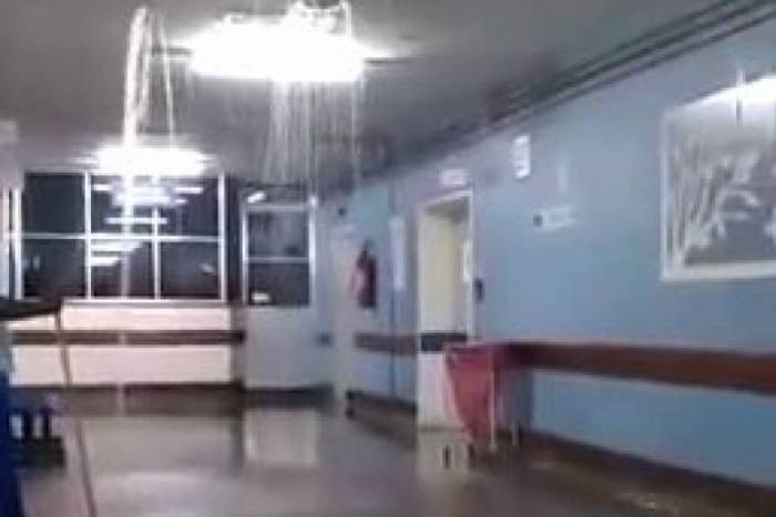 Setor de pediatria do Hospital Carlos Chagas é fechado após inundação causada pela chuva