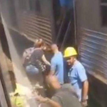 Trem da SuperVia descarrila perto da Central do Brasil e passageiros descem nos trilhos