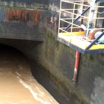 Tubulação em Barra do Piraí rompe e prejudica abastecimento de água