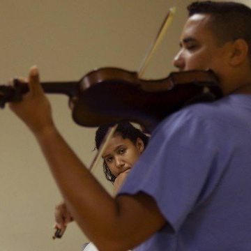 Técnico de enfermagem do Hospital de Acari toca violino para gestantes em trabalho de parto