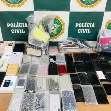Polícia prende dono de loja que vendia celulares roubados