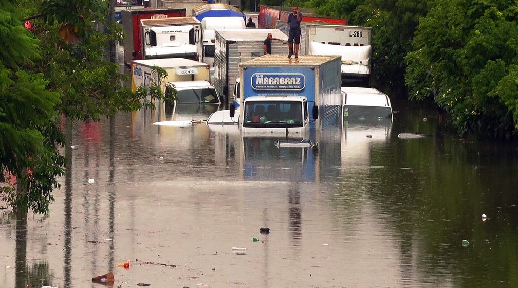 Chuva faz rios transbordarem, causa dezenas de alagamentos e trava São Paulo