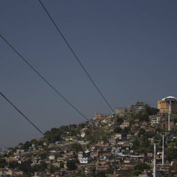Quadrilha que tomou controle de morro no Rio faz cadastro de moradores