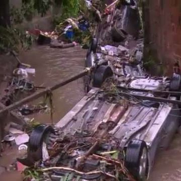 Ao menos 14 carros vão parar em córrego em Realengo após temporal no Rio