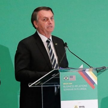 Bolsonaro diz que 'pequena crise' do coronavírus é 'mais fantasia' e não 'isso tudo' que mídia propaga