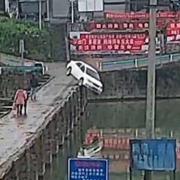Chinês cai com carro em rio 10 minutos após pegar sua primeira carteira de motorista