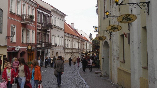 Homem prende esposa com suspeita de coronavírus no banheiro na Lituânia