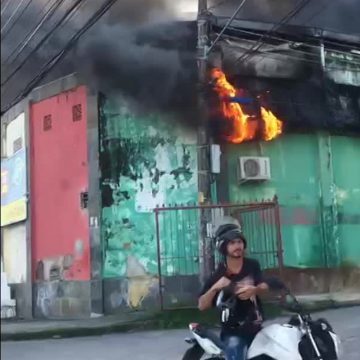 Incêndio atinge galpão em Santa Cruz, na Zona Oeste do Rio