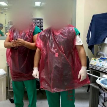 Médicos usam saco plástico no lugar de equipamento de proteção no Hospital Salgado Filho, Zona Norte do Rio