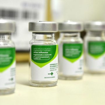 Rio anuncia 'drive thru' para vacinar idosos contra a gripe