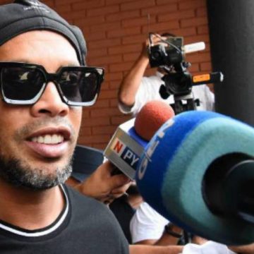 Ronaldinho Gaúcho deixa promotoria após depoimento e decide não deixar o Paraguai