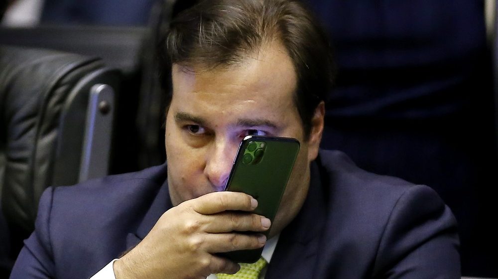 Maia antecipa retorno ao Brasil em meio à crise com Bolsonaro