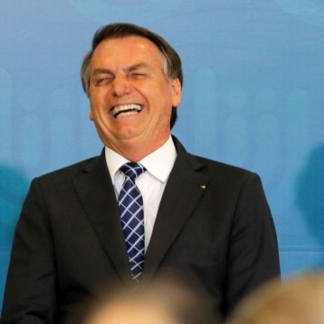 Um dia após pronunciamento, Bolsonaro repete ataques a governadores e críticas ao isolamento