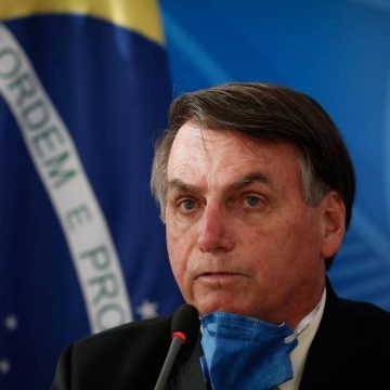 Bolsonaro inclui imprensa entre serviços que não devem parar no Brasil durante crise do coronavírus