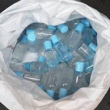 Frascos de álcool em gel adulterados são apreendidos em Bangu, Zona Oeste do Rio