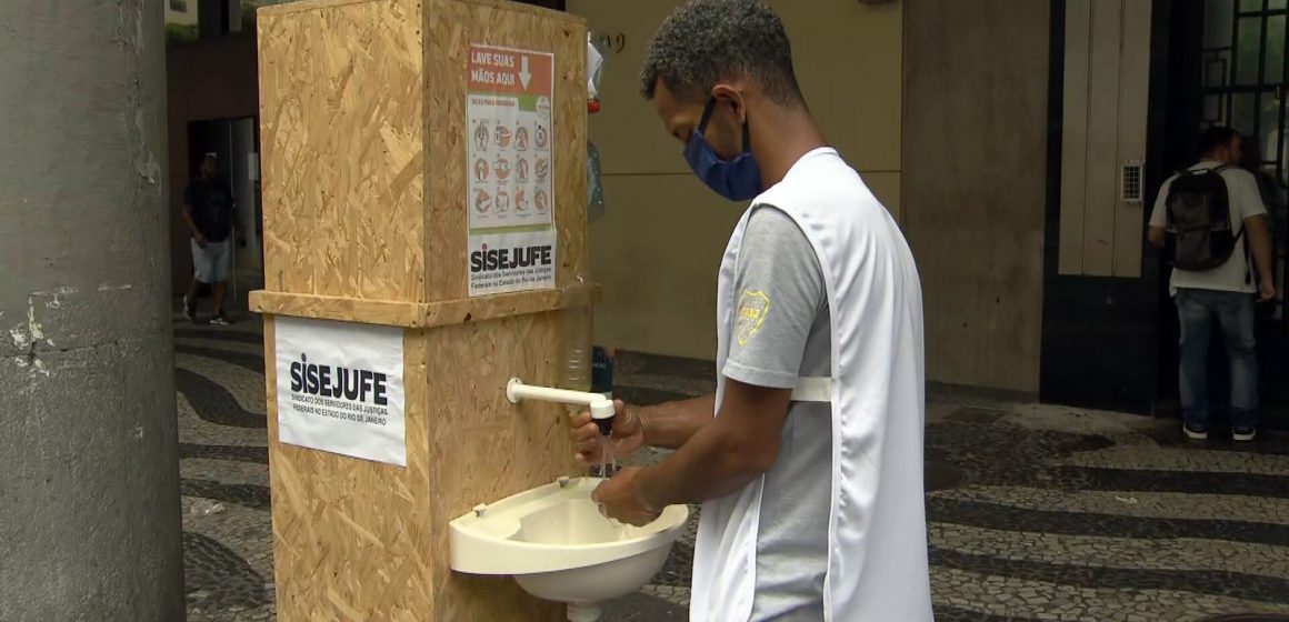 Engenheira do Rio cria pia móvel para que sem-teto e trabalhadores possam lavar as mãos na rua