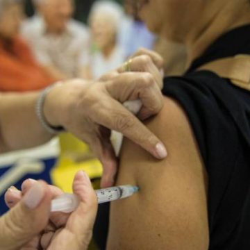 Prefeitura do Rio suspende vacinação contra gripe por falta de doses
