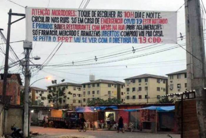 Traficantes da Cidade de Deus penduram faixa proibindo aglomerações por causa do coronavírus
