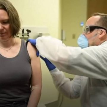 Primeira pessoa vacinada contra Covid-19 relata a sua experiência