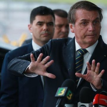 'Não sou coveiro, tá?', diz Bolsonaro ao responder sobre mortos por coronavírus