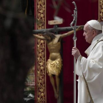 Papa Francisco: Páscoa traz esperança 'na hora mais sombria'