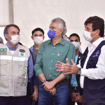 Bolsonaro e Caiado visitam obras do 1º hospital de campanha do governo federal, em Águas Lindas de Goiás
