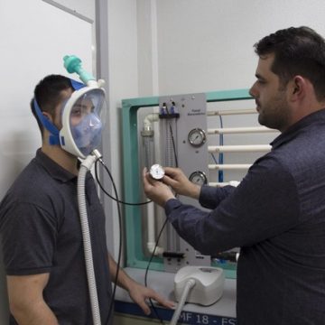 Coronavírus: engenheiros brasileiros transformam máscaras de mergulho em respiradores para tratamento de pacientes