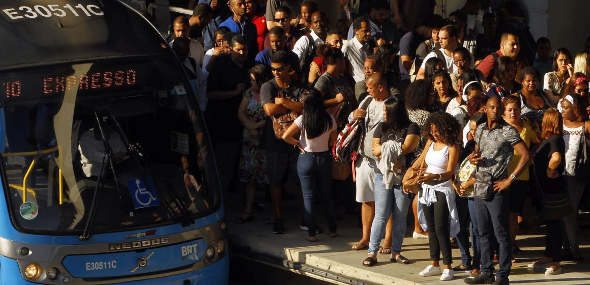 Imagens mostram fila dando voltas e passageiros aglomerados no BRT de Santa Cruz