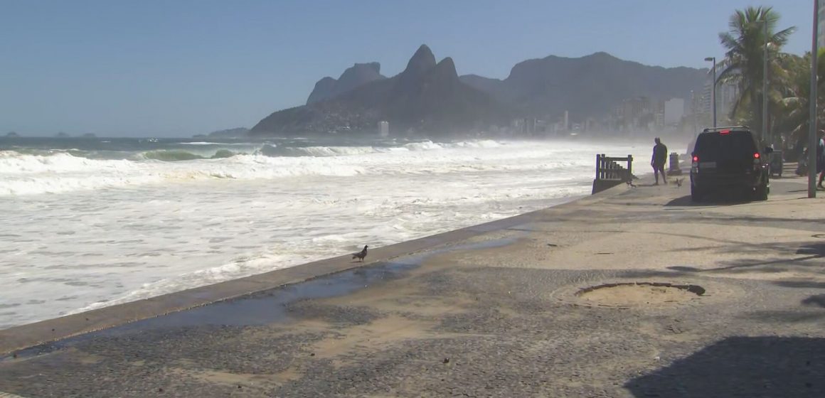 Mar invade pista no Leblon, e surfistas aproveitam ondas de até 3,5 metros, apesar da restrição