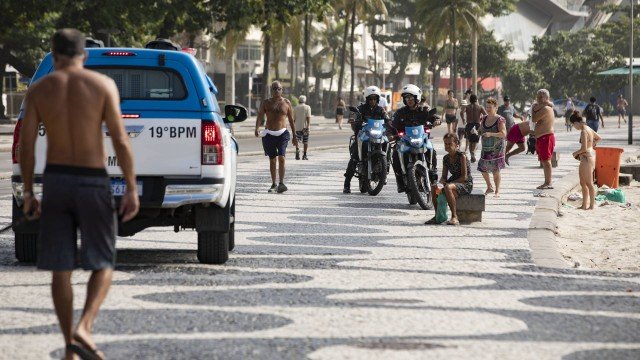 Policiais fazem ronda na Praia de Copacabana e mandam banhistas para casa