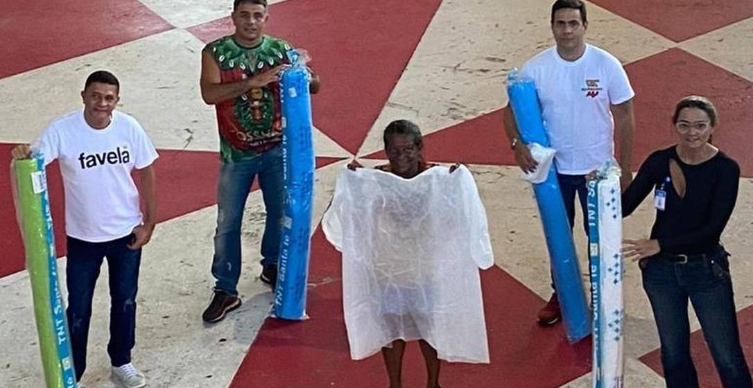 Coronavírus: Prefeitura do Rio e escolas de samba firmam parceria para confecção de capotes descartáveis
