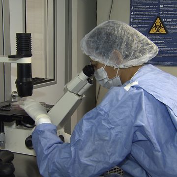 Pesquisadores da UFRJ contam como é a rotina para evitar contaminação nos laboratórios de testes da Covid-19