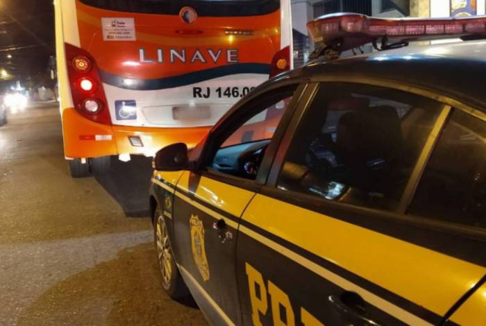 Homem suspeito de assaltar ônibus na Rodovia Presidente Dutra é preso pela Polícia Rodoviária Federal