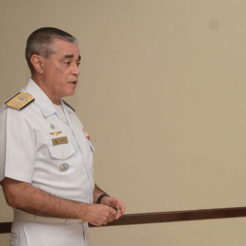 Cotado para substituir Teich, Luiz Fróes é diretor de Saúde da Marinha